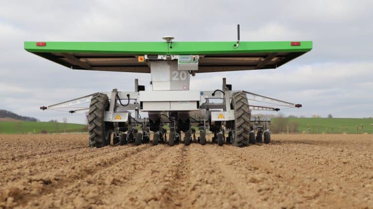 Farmdroid Roboter im Einsatz auf Feld